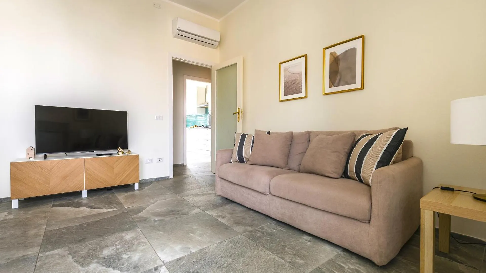 Hostly-Keith Haring Vista House Apartment Pisa Italy